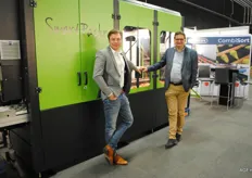 Sander Schreurs en Otto Klop van Greefa bij de Smart Packr een volledig gerobotiseerde verpakkingsmachine.​